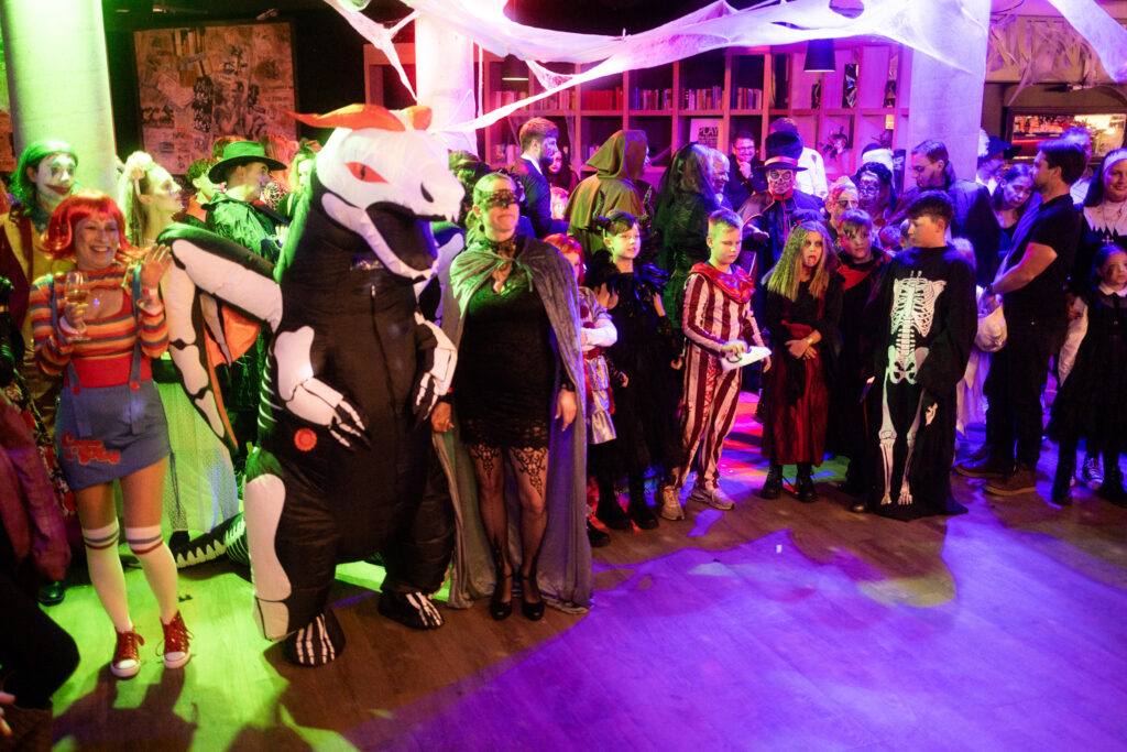 ginnhotel_halloween100