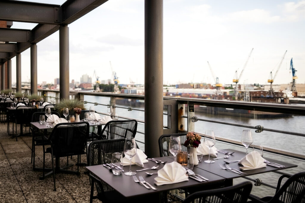 he_whitedinner_outdoor2